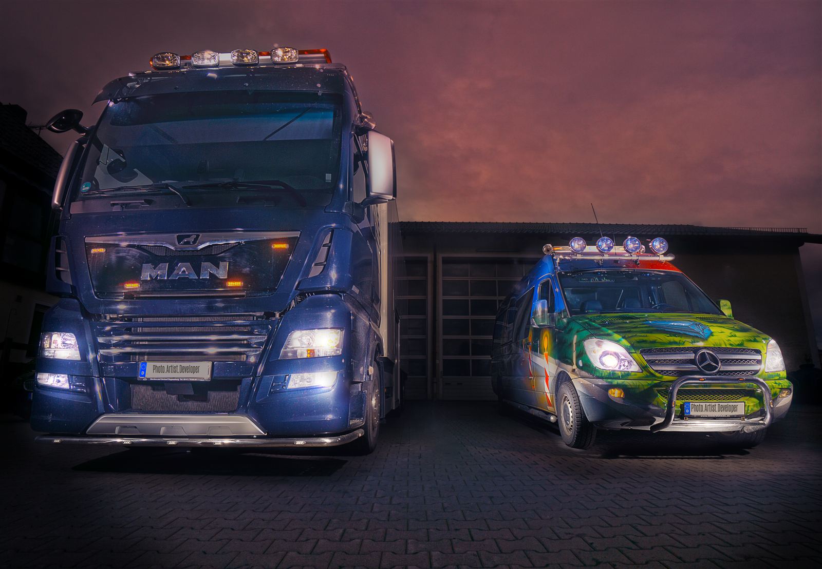 Lkw und Fahrzeug der KCK Transport GmbH vor der Werkstatt in der Dämmerung